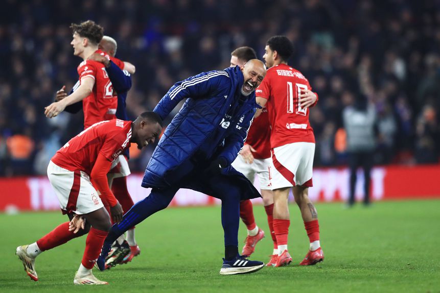 Nuno Espírito Santo sorridente a festejar a qualificação com os seus jogadores
