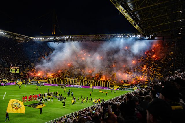 Signal Iduna Park antes do apito inicial do Dortmund-Union Berlim