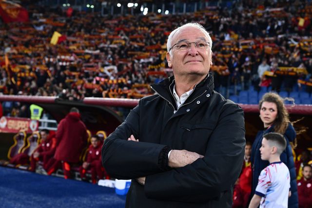 Claudio Ranieri olha para as bancadas preenchidas do Estádio Olímpico de Roma