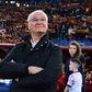 Claudio Ranieri olha para as bancadas preenchidas do Estádio Olímpico de Roma