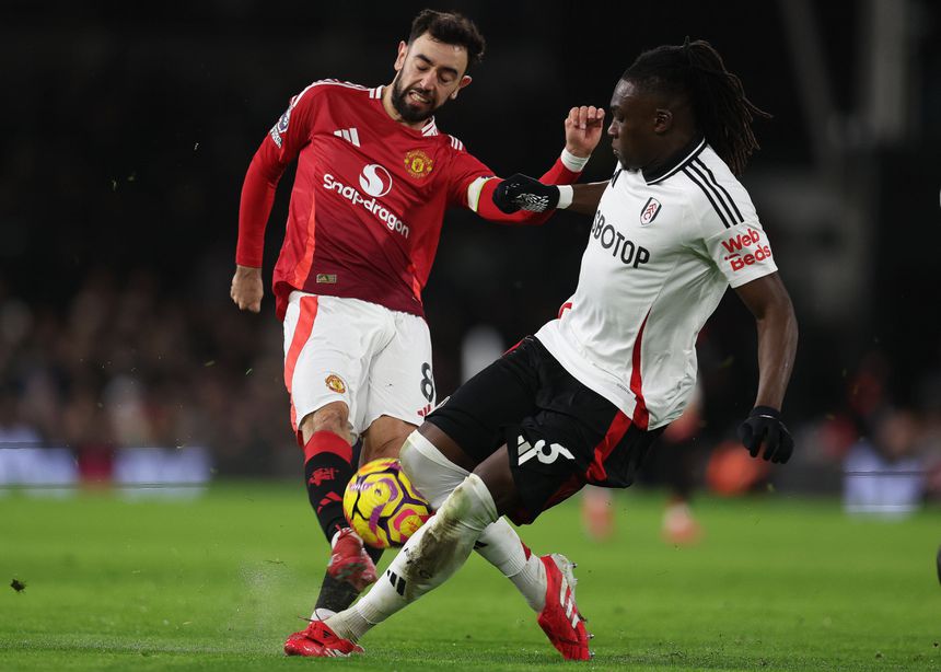 Calvin Bassey disputa a bola com Bruno Fernandes