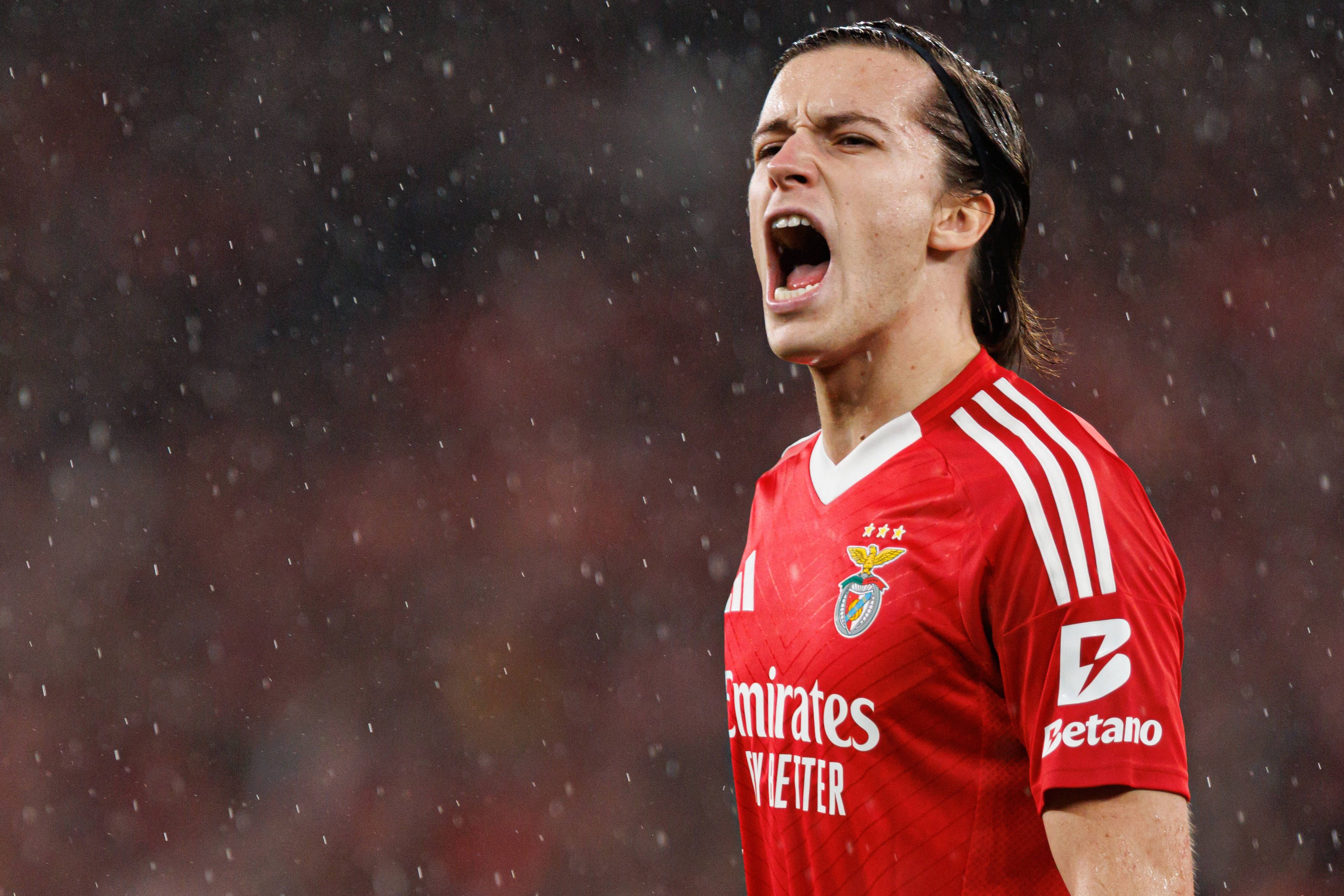 Carreras, lateral do Benfica, de boca aberta a gritar em fase de jogo