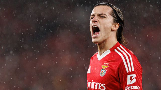 Carreras, lateral do Benfica, de boca aberta a gritar em fase de jogo