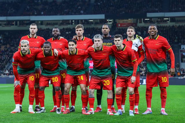 Jogadores do Milan tiram uma foto pré-jogo com os novos equipamentos pan-africanos do clube
