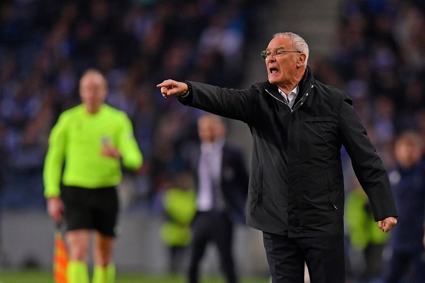 Claudio Ranieri grita com os jogadores da Roma, durante o jogo no Estádio do Dragão contra o FC Porto