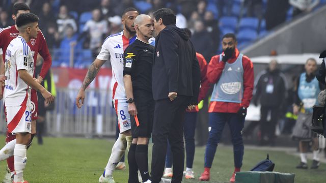 Atitude de Paulo Fonseca, treinador do Lyon, para com o árbitro no jogo com o Brest