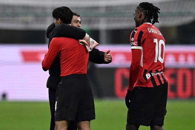 Sérgio Conceição abraça Reijnders com Rafael Leão ao lado