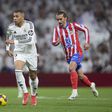 Mbappé tenta fugir a Griezmann. Real Madrid e Atlético Madrid defrontam-se nesta noite de tetça-feira na primeira mão dos oitavos de final da Liga dos Campeões