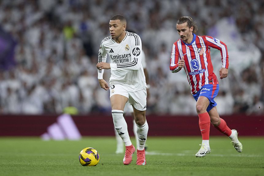 Mbappé tenta fugir a Griezmann. Real Madrid e Atlético Madrid defrontam-se nesta noite de tetça-feira na primeira mão dos oitavos de final da Liga dos Campeões