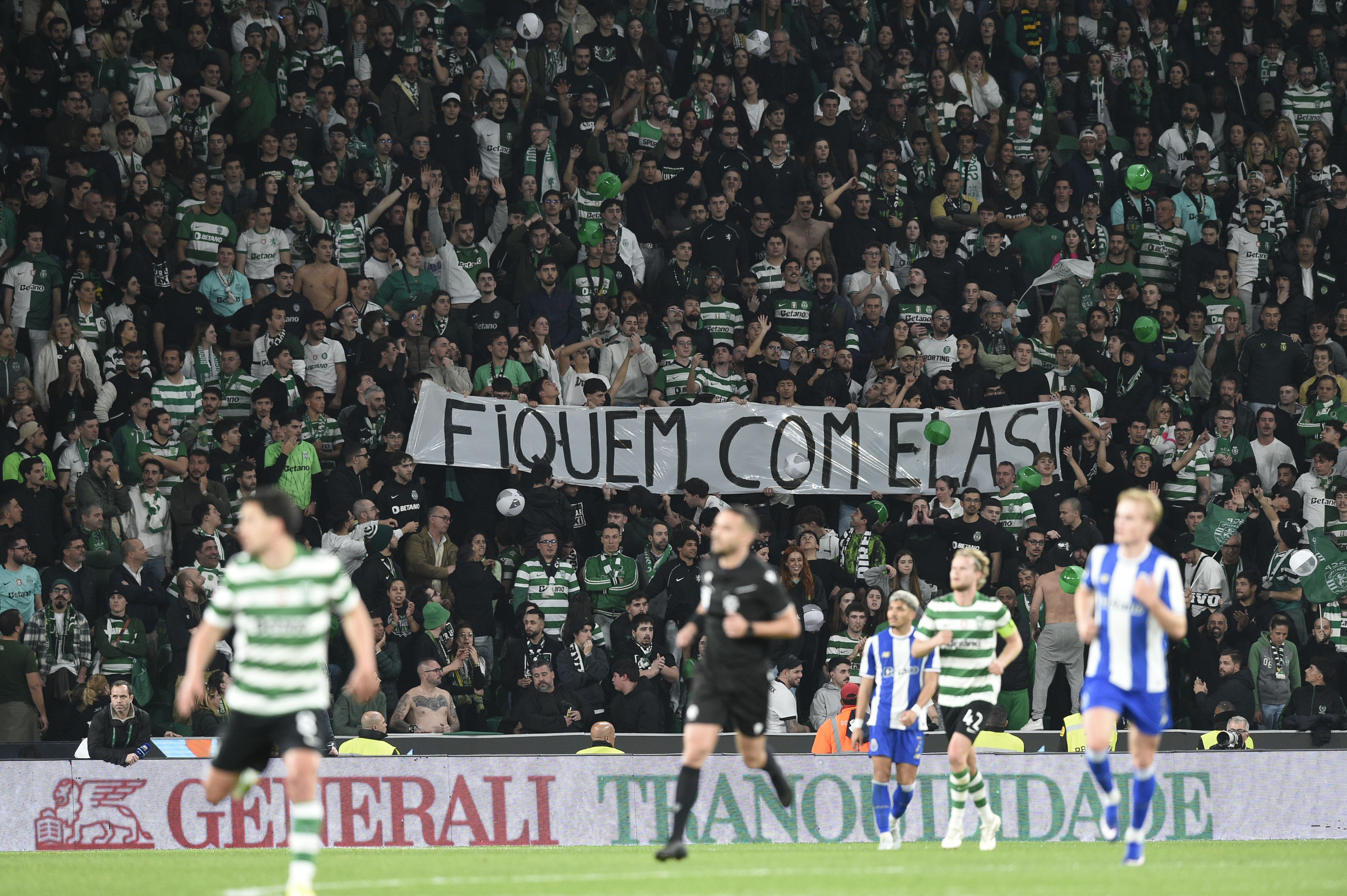 A tarja mostrada pelos adeptos do Sporting, provavelmente em alusão às alegadas 'bolas escondidas' no clássico do Dragão - Foto: Sérgio Miguel Santos
