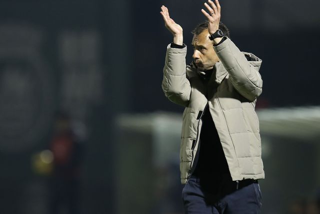 Técnico dos famalicenses tem problemas para resolver tendo em vista o jogo com os arouquenses - Foto: Manuel Fernando Araújo/LUSA
