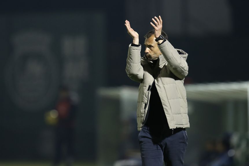 Técnico dos famalicenses tem problemas para resolver tendo em vista o jogo com os arouquenses - Foto: Manuel Fernando Araújo/LUSA