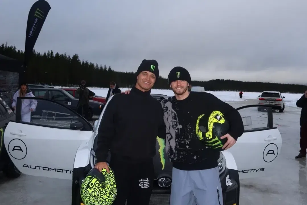 Lando Norris e Oliver Solberg continuam a trocar experiências atrás de um volante     Fotografia Monster Energy