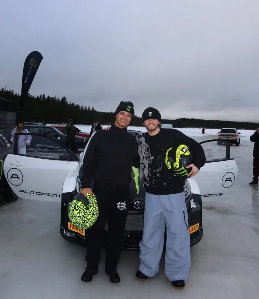 Lando Norris e Oliver Solberg continuam a trocar experiências atrás de um volante     Fotografia Monster Energy