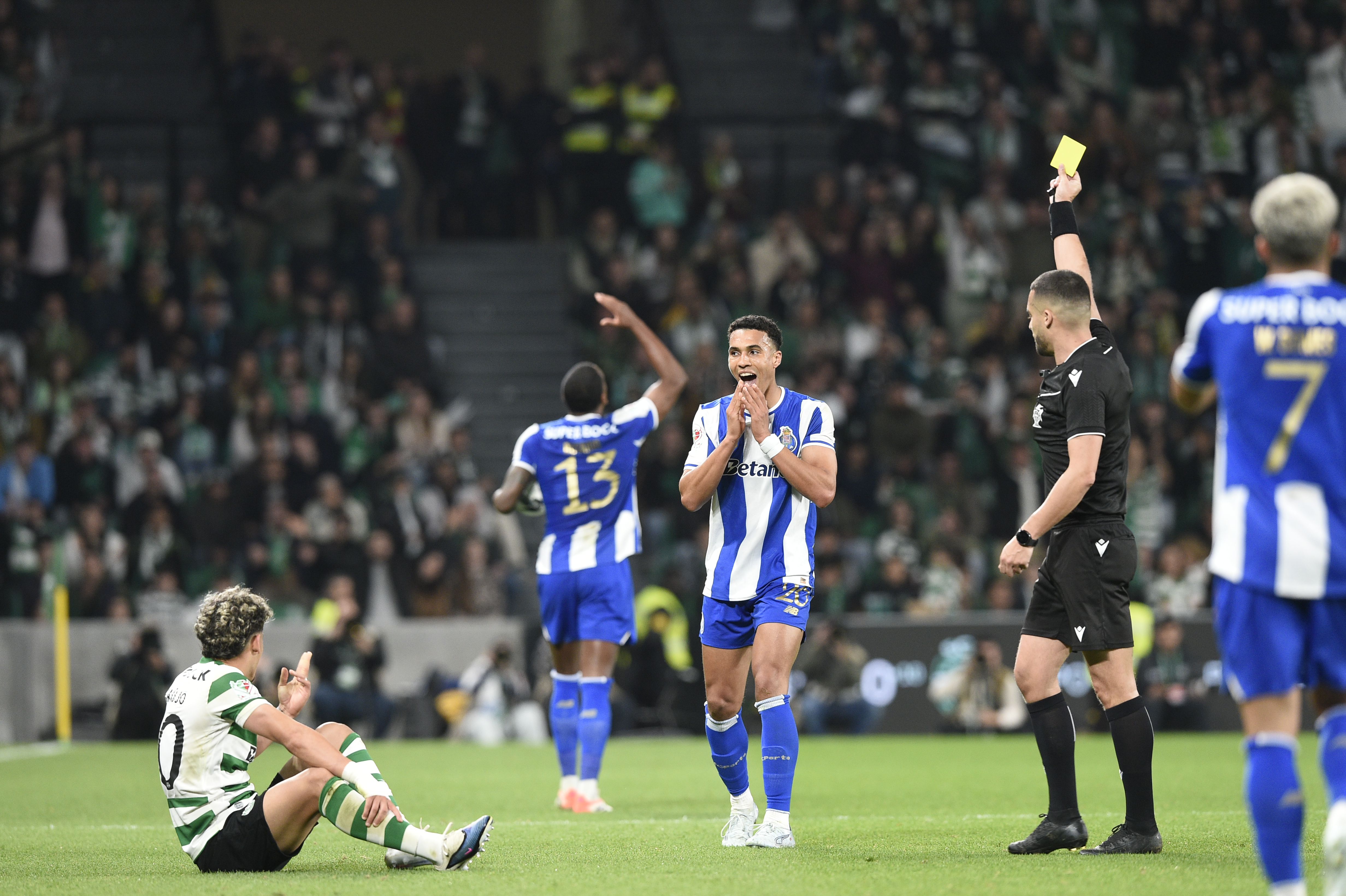 Alberto Costa admoestado. Pouco depois, Alvalade pediu a expulsão do lateral - Foto: Sérgio Miguel Santos
