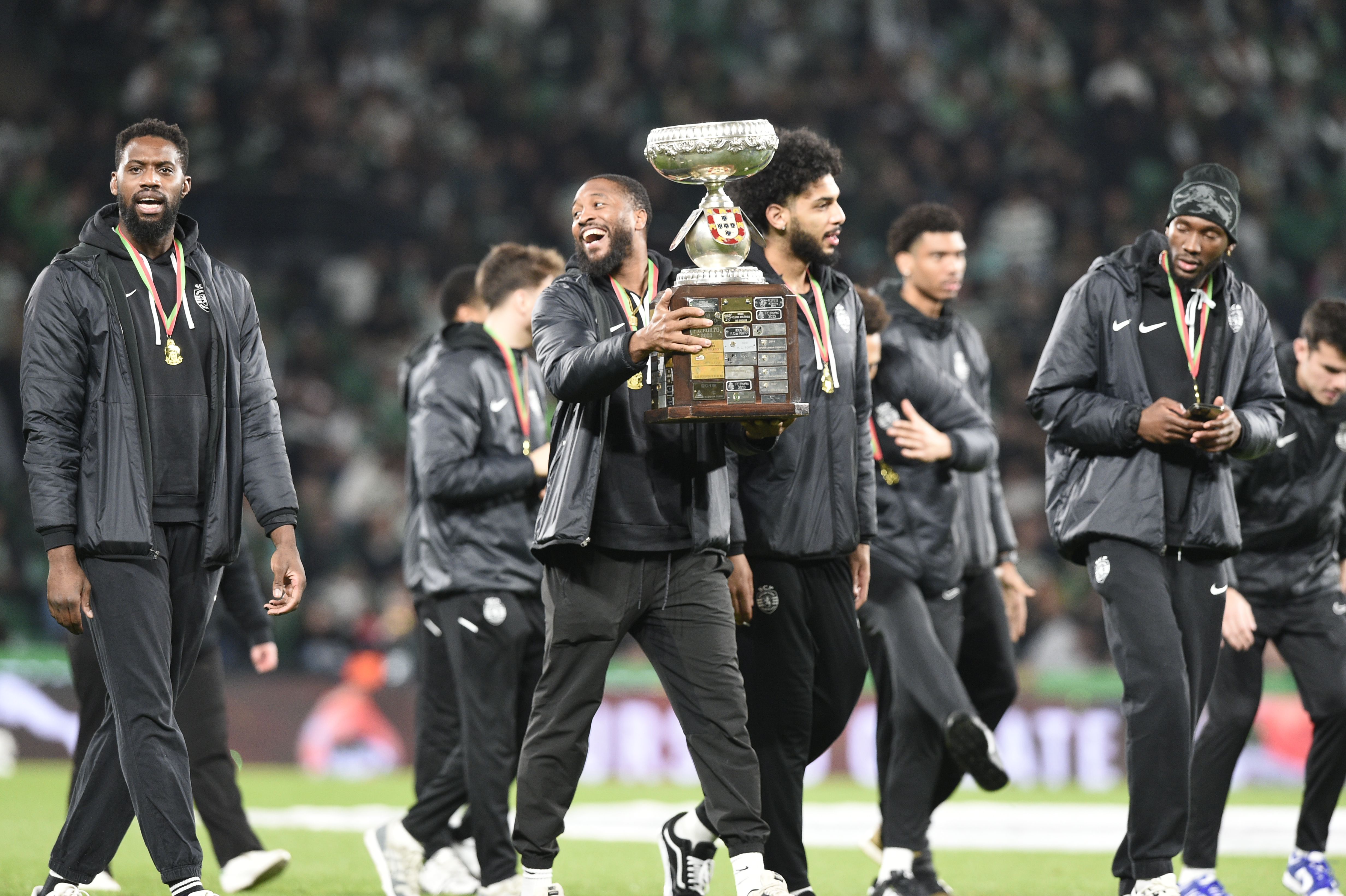 Equipa de basquetebol do Sporting foi homenageada ao intervalo pela conquista da Taça de Portugal - Foto: Sérgio Miguel Santos