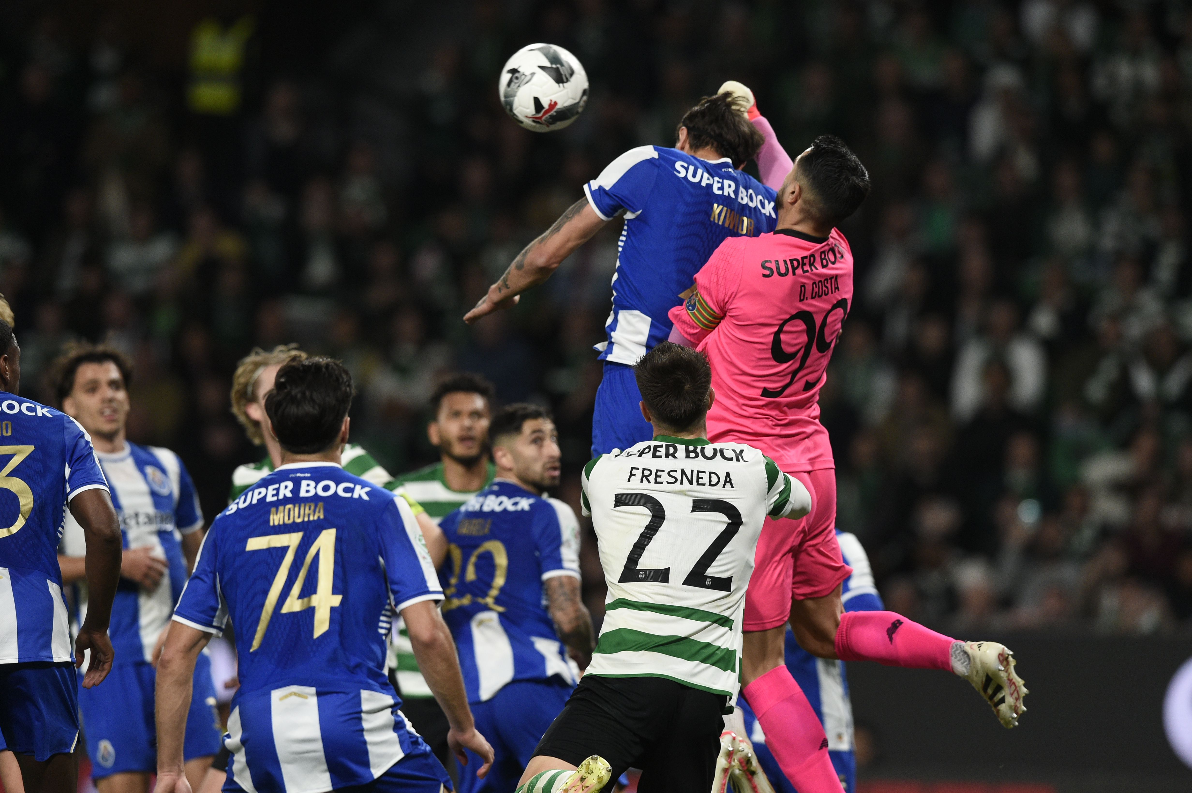 Diogo Costa, pelos ares, afasta o perigo - Foto: Sérgio Miguel Santos