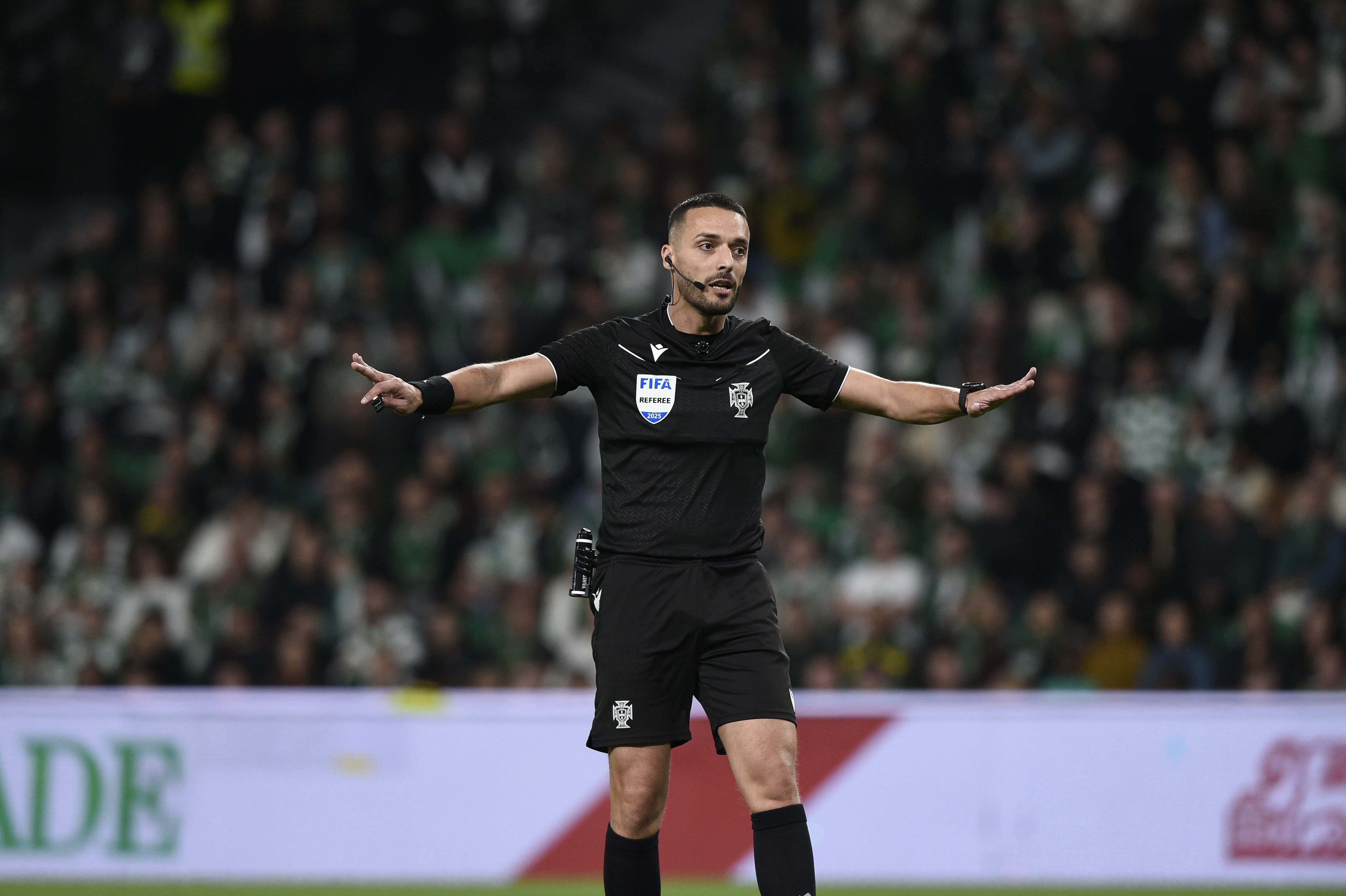 Cláudio Pereira, árbitro da partida - Foto: Sérgio Miguel Santos