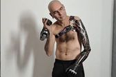 Miky Bionic, 49 anos, perdeu a mão num acidente quando era adolescente. Foto DR