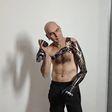 Miky Bionic, 49 anos, perdeu a mão num acidente quando era adolescente. Foto DR