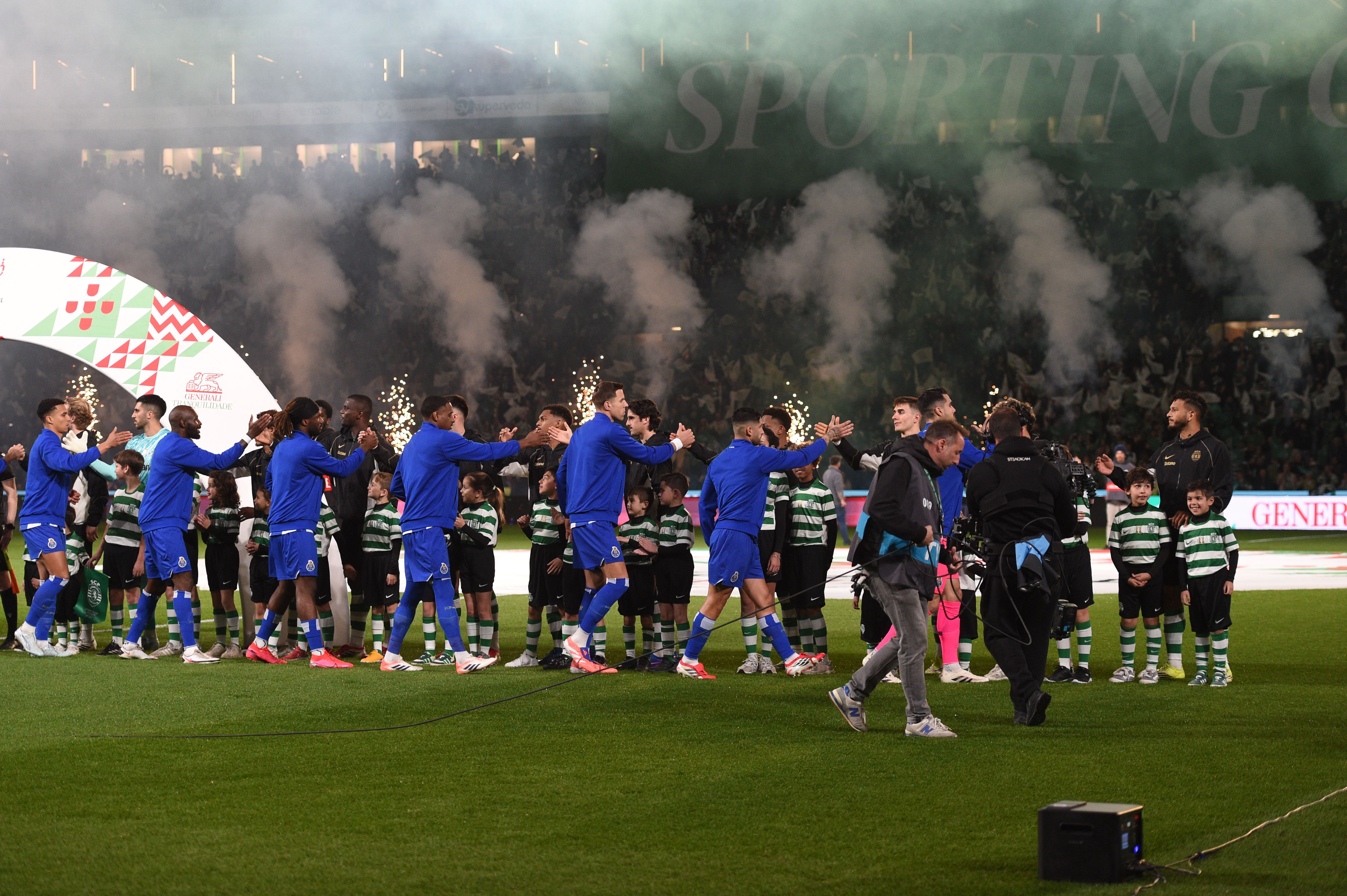 O cumprimento entre as duas equipas - Foto: Sérgio Miguel Santos