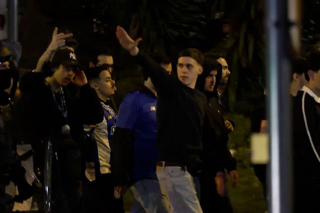 Adepto do FC Porto faz saudação nazi à chegada a Alvalade