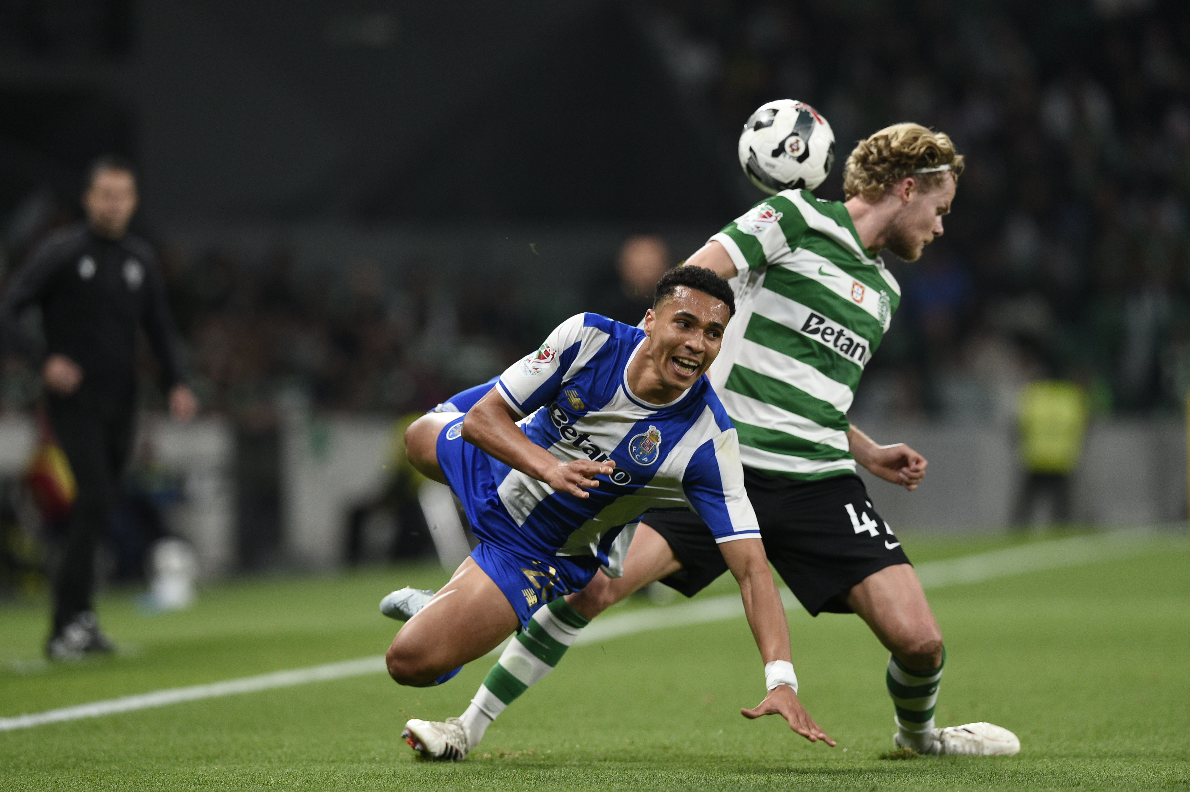 O jogo aqueceu por volta da meia-hora... - Foto: Sérgio Miguel Santos