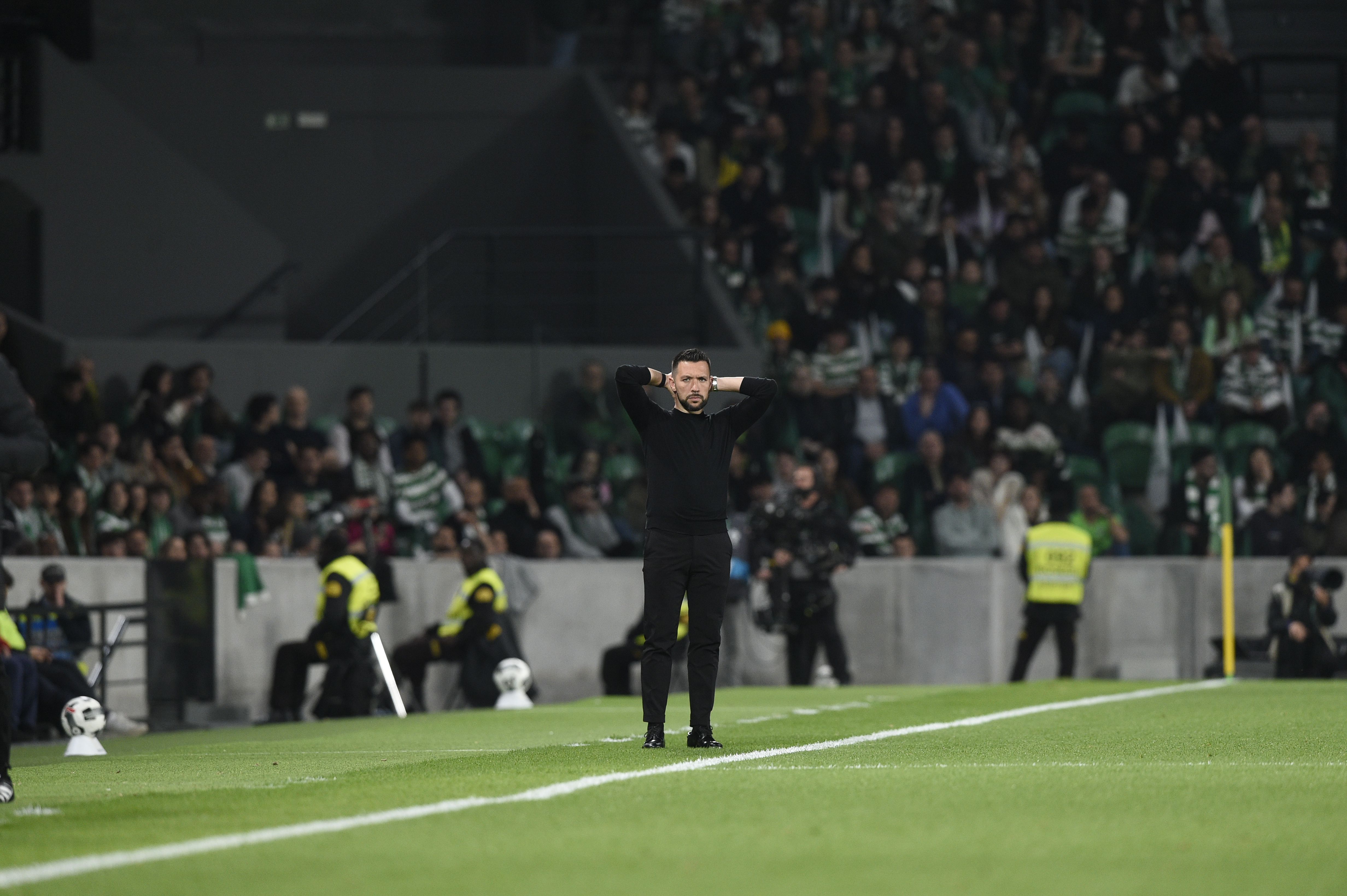 Francesco Farioli atento ao que se passa no relvado - Foto: Sérgio Miguel Santos