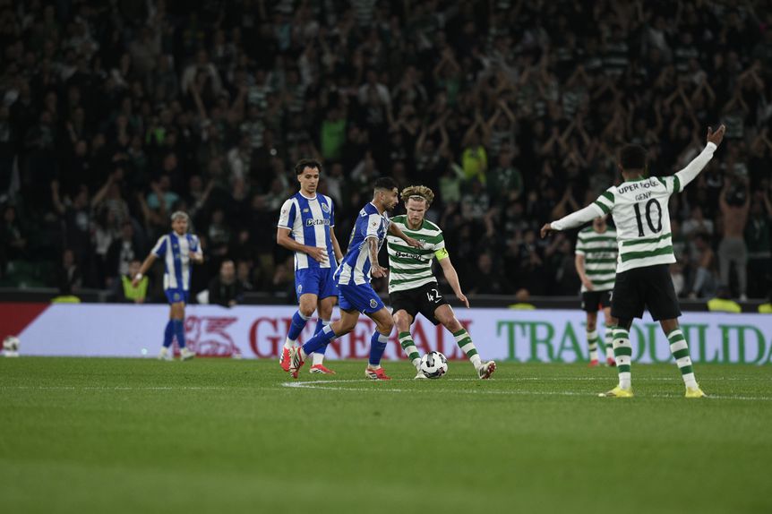 Hjulmand em luta com Alan Varela (Foto: Sérgio Miguel Santos)