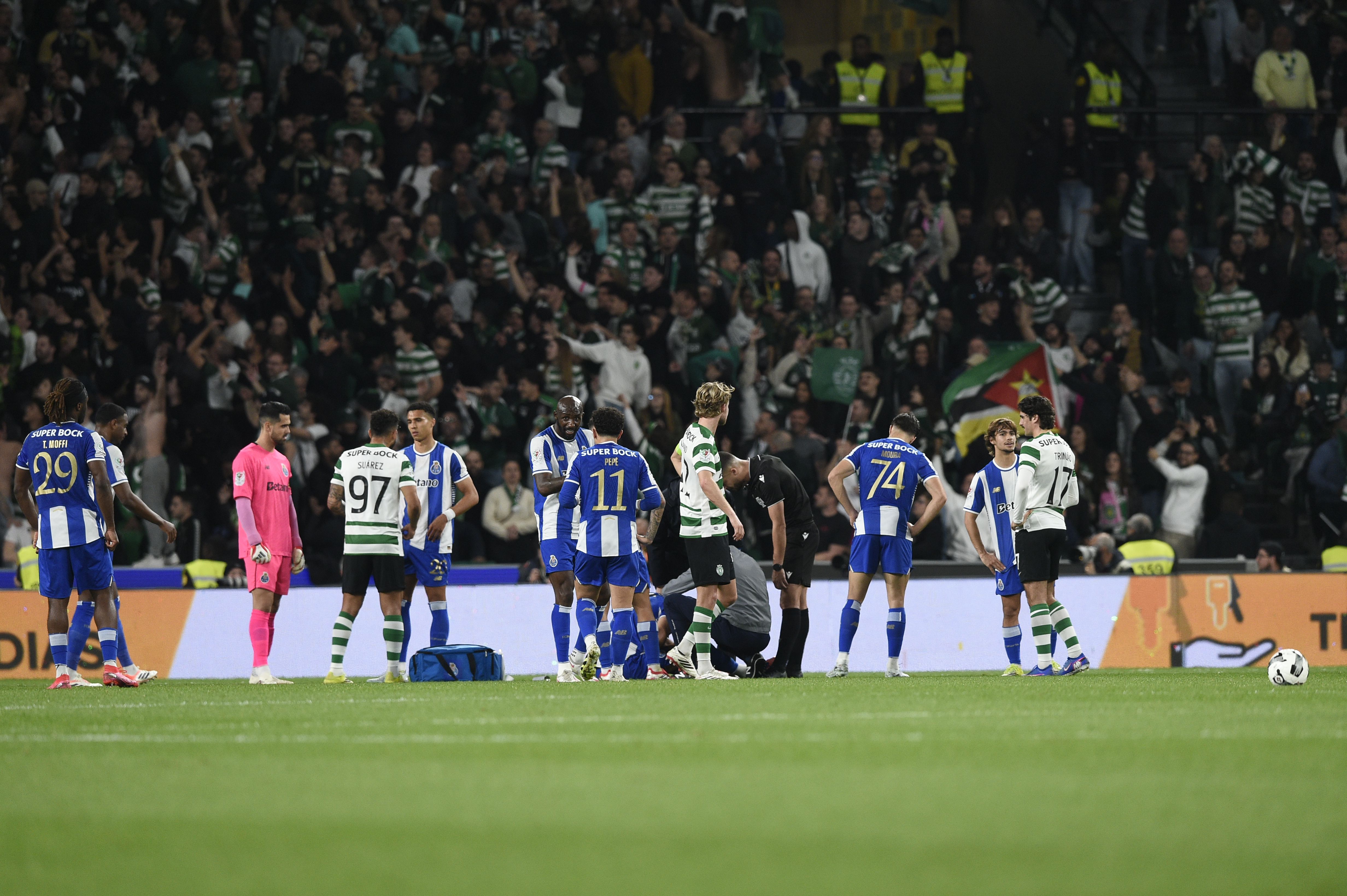 Bednarek saiu lesionado antes do intervalo - Foto: Sérgio Miguel Santos