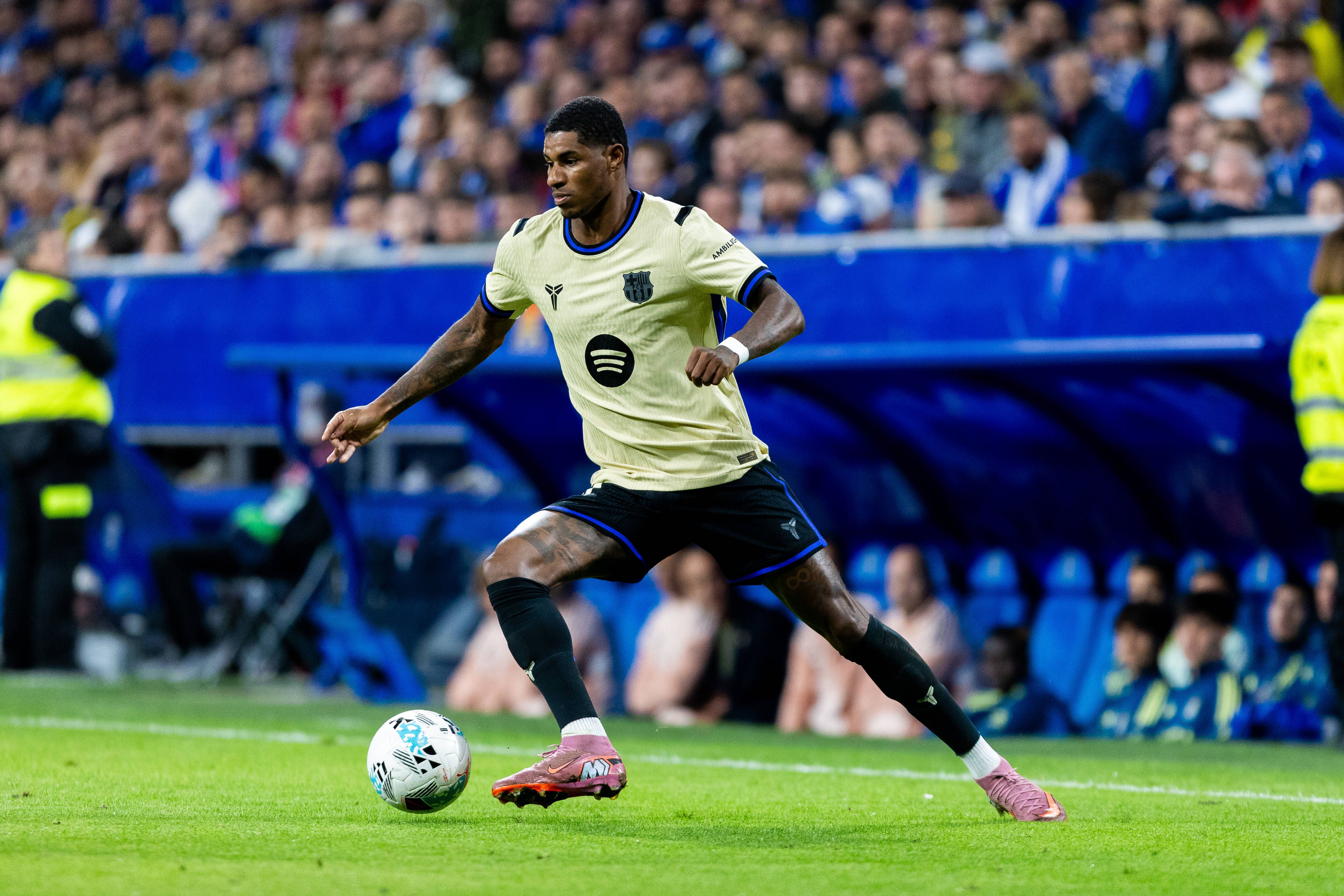 Marcus Rashford a representar o Barcelona no terreno do Real Oviedo