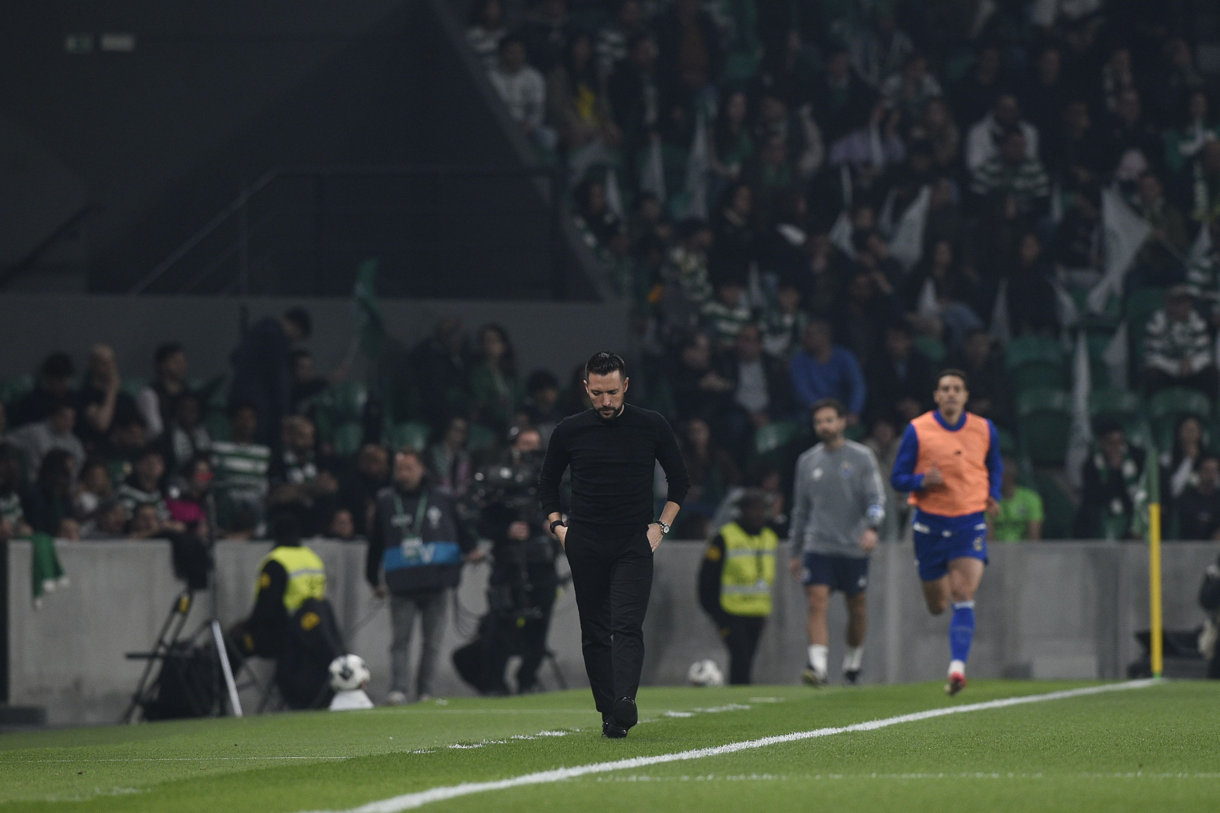 Farioli, treinador do FC Porto, durante o encontro em Alvalade - Foto: Sérgio Miguel Santos