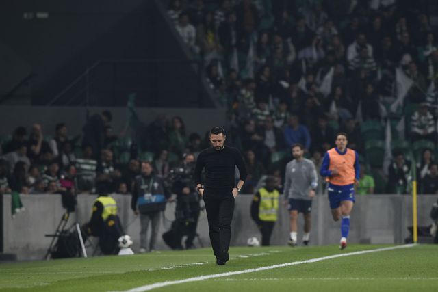 Farioli, treinador do FC Porto, durante o encontro em Alvalade - Foto: Sérgio Miguel Santos