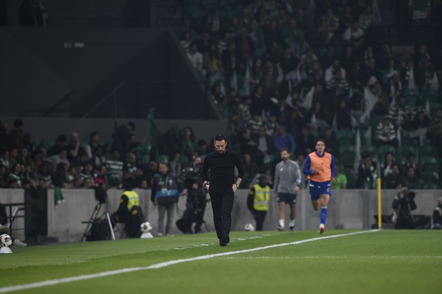 Farioli, treinador do FC Porto, durante o encontro em Alvalade - Foto: Sérgio Miguel Santos