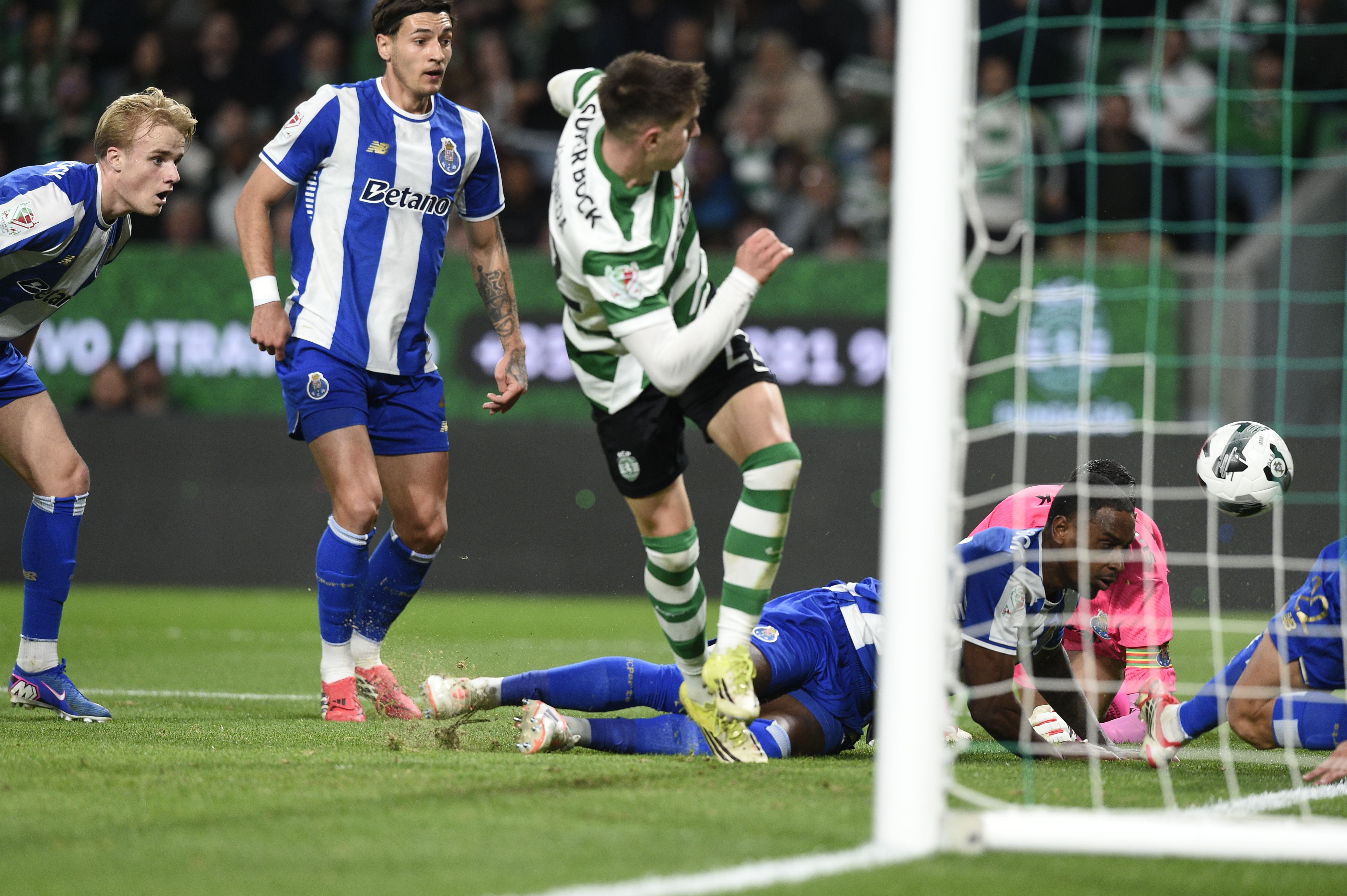 O grande corte de Alan Varela que antecedeu o penálti a favor do Sporting - Foto: Sérgio Miguel Santos
