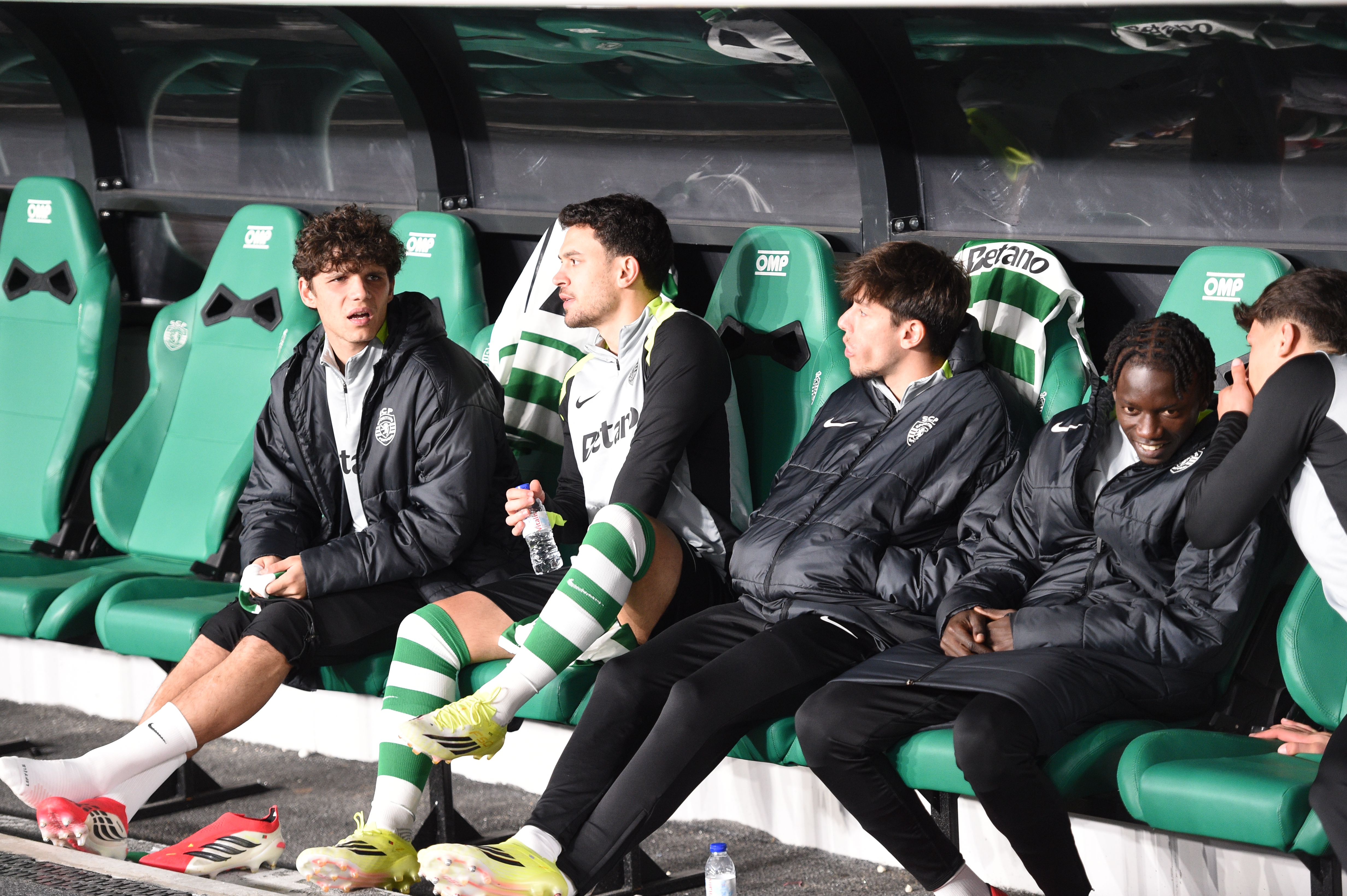 O banco do Sporting, com Pedro Gonçalves - Foto: Sérgio Miguel Santos