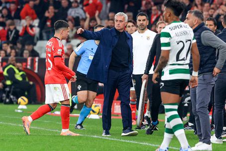 Gianluca Prestianni a ser cumprimentado por José Mourinho no Benfica