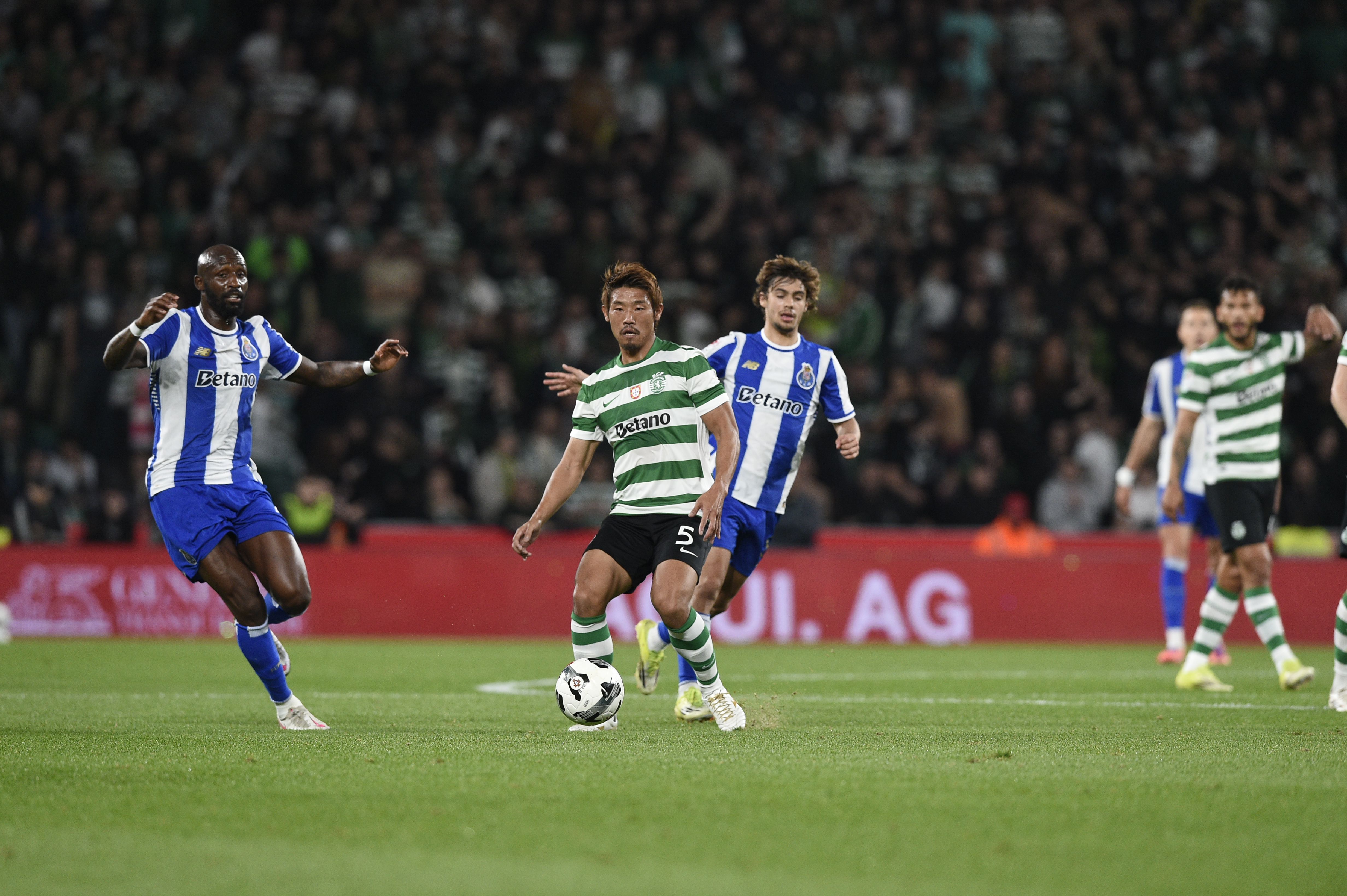 Morita com a posse de bola - Foto: Sérgio Miguel Santos