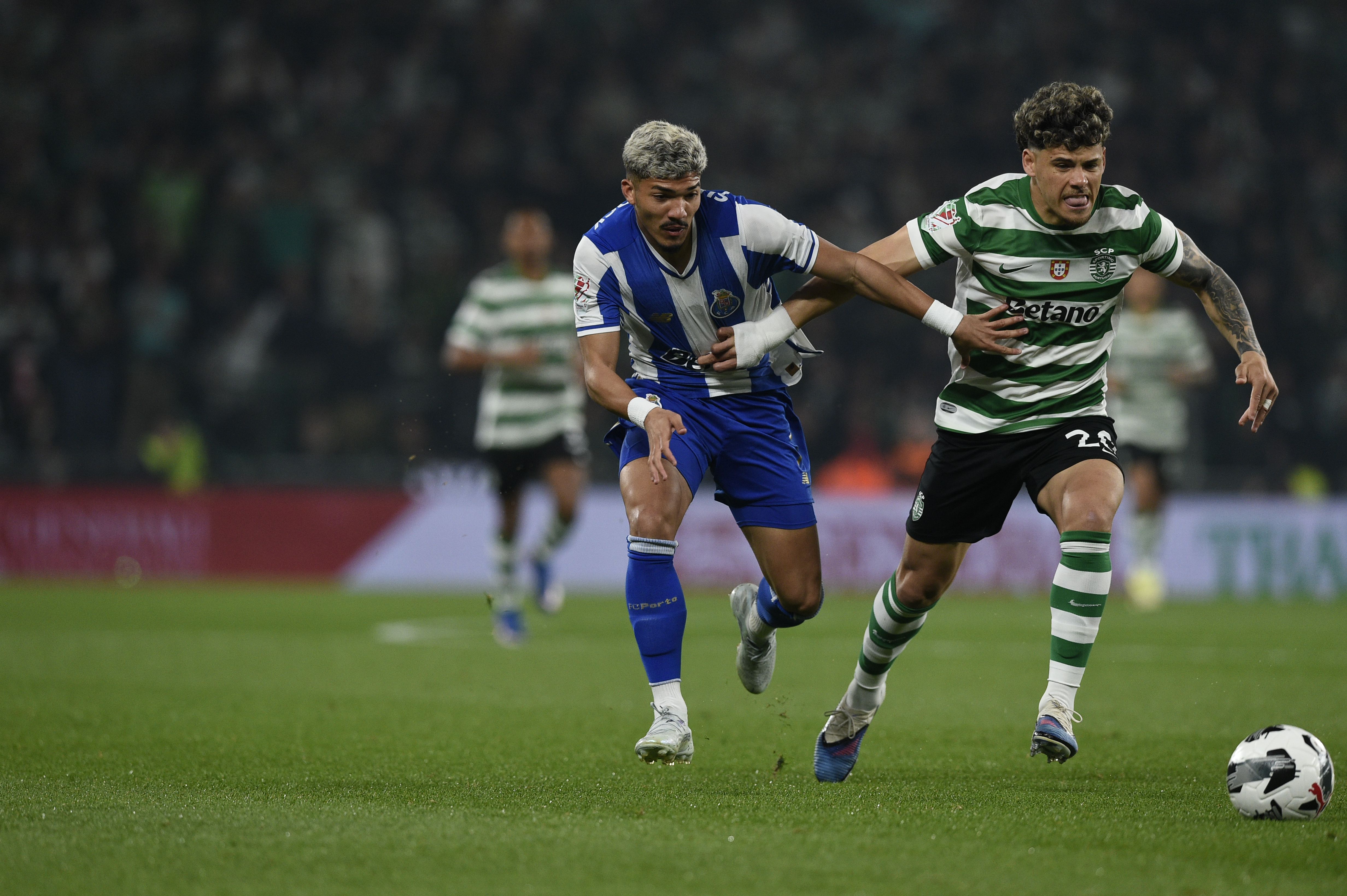 William Gomes e Maxi Araújo num dos duelos mais 'quentinhos' do clássico - Foto: Sérgio Miguel Santos