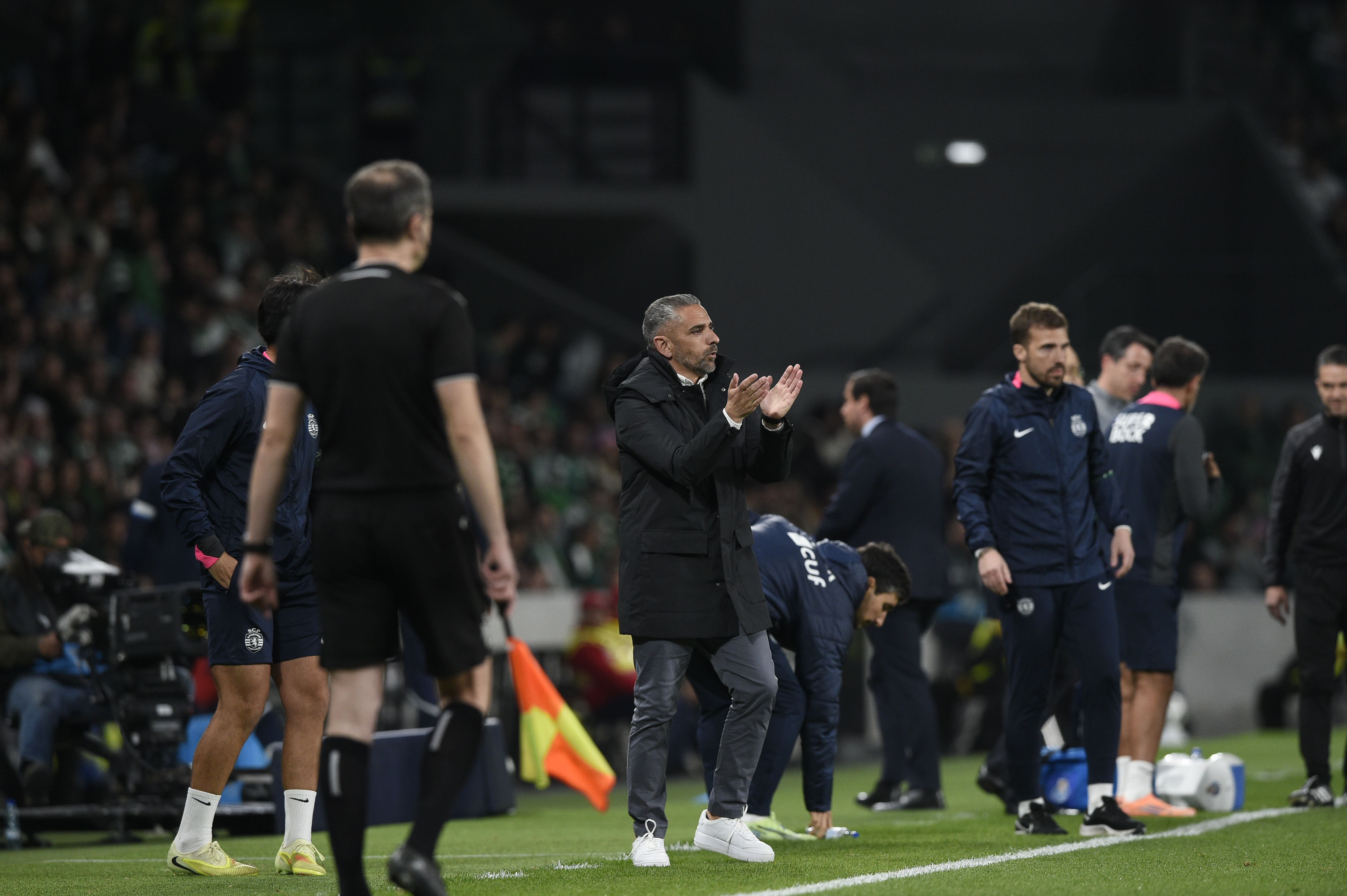 Rui Borges aplaude a ação dos seus jogadores - Foto: Sérgio Miguel Santos
