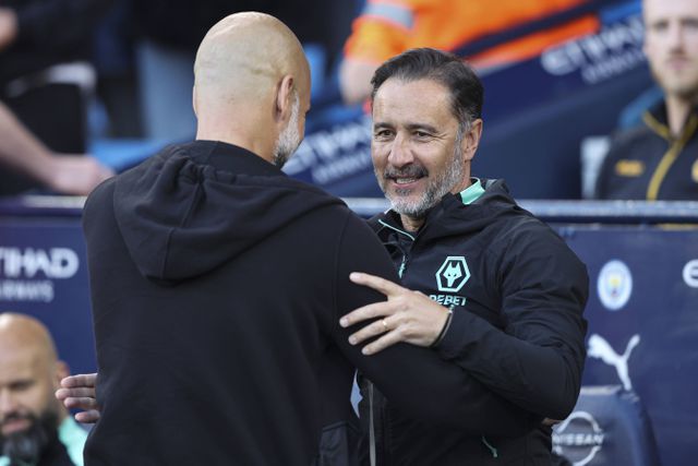 Pep Guardiola a cumprimentar Vítor Pereira num Man. City-Wolves