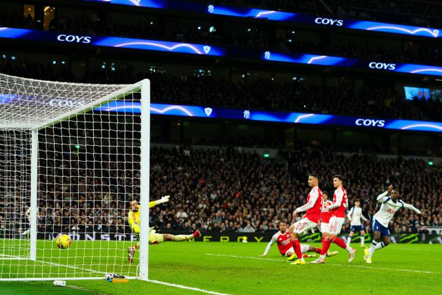 Golo anulado a Kolo Muani contestado pelo Tottenham