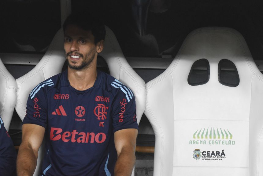 Rodrigo Caio, ex-jogador do Flamengo, estava na equipa técnica de Filipe Luís