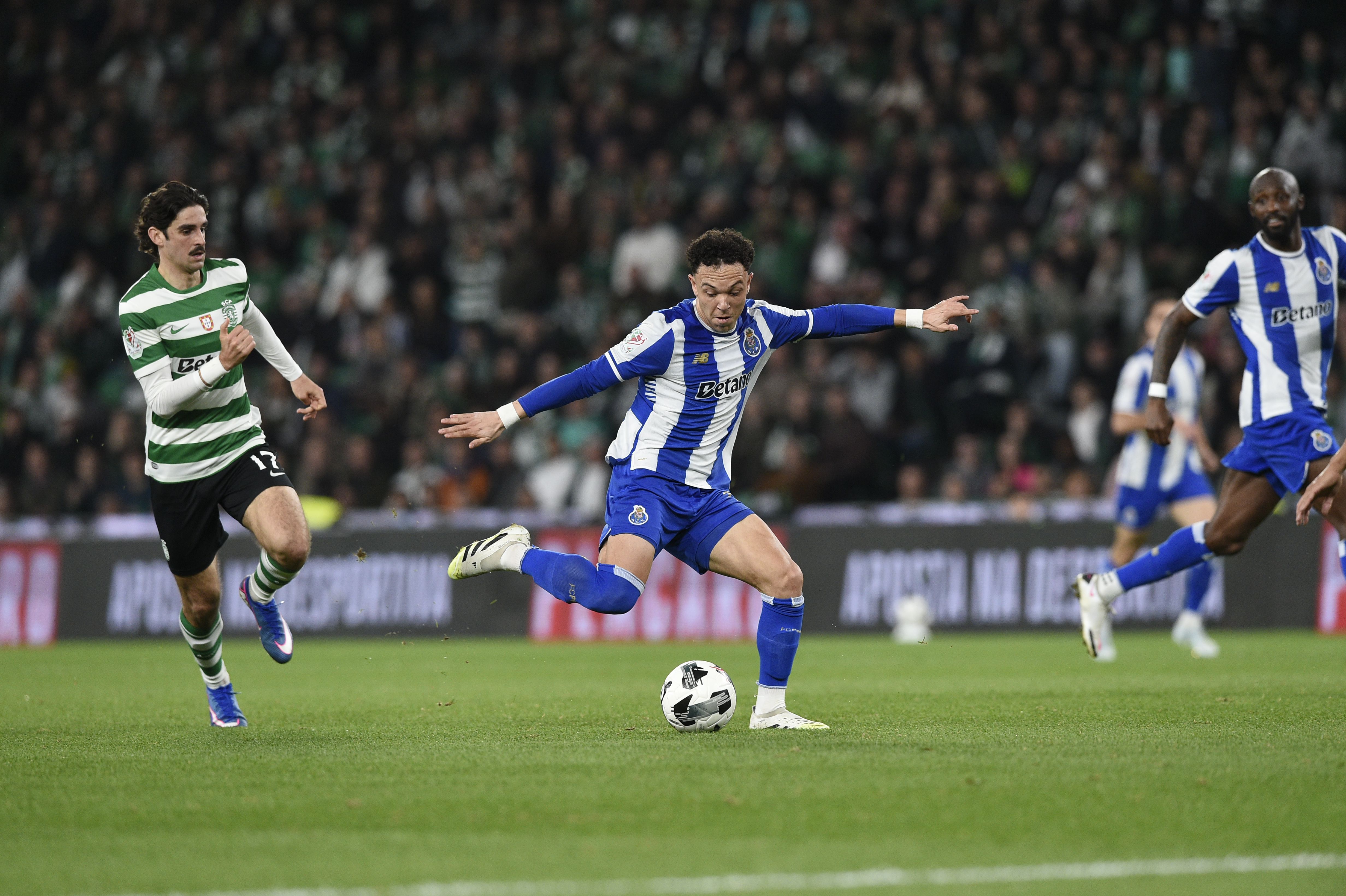 Pepê ensaia o remate - Foto: Sérgio Miguel Santos