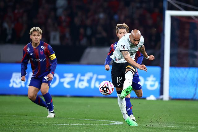 VÍDEO: ex-Santa Clara faz golaço do meio-campo!