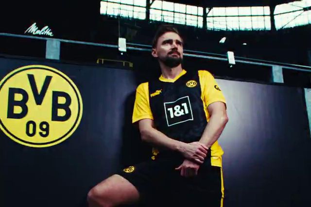Dortmund celebra 50 anos do estádio com esta camisola