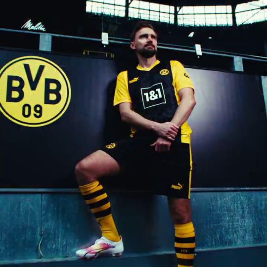 Dortmund celebra 50 anos do estádio com esta camisola