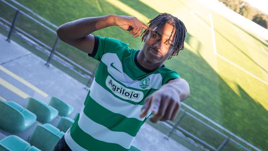 Sporting: lateral-esquerdo assina contrato