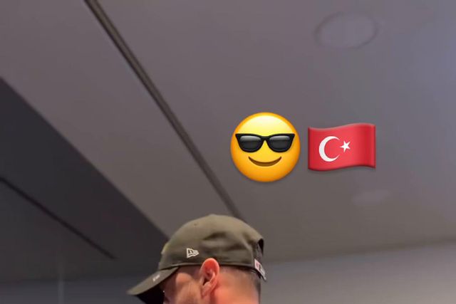 Não, não é nenhum militar... É mesmo Mesut Ozil