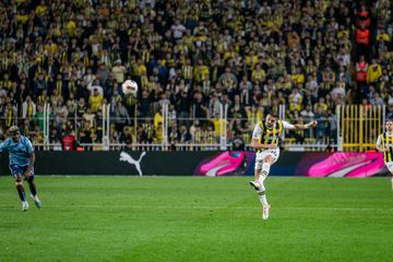 VÍDEO: Tadic recupera a bola e atira para o fundo das redes... do meio-campo